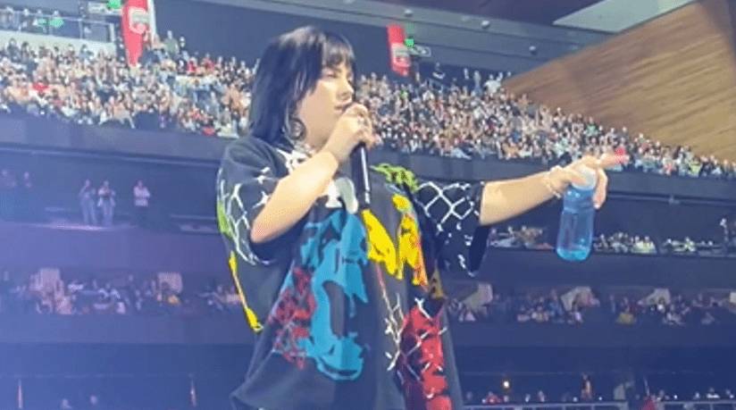 บิลลี ไอลิช พักคอนเสิร์ตชั่วคราวเพื่อช่วยแฟนเพลงที่หายใจไม่ออก บิลลี ไอลิช พักคอนเสิร์ตชั่วคราวเพื่อช่วยแฟนเพลงที่หายใจไม่ออก