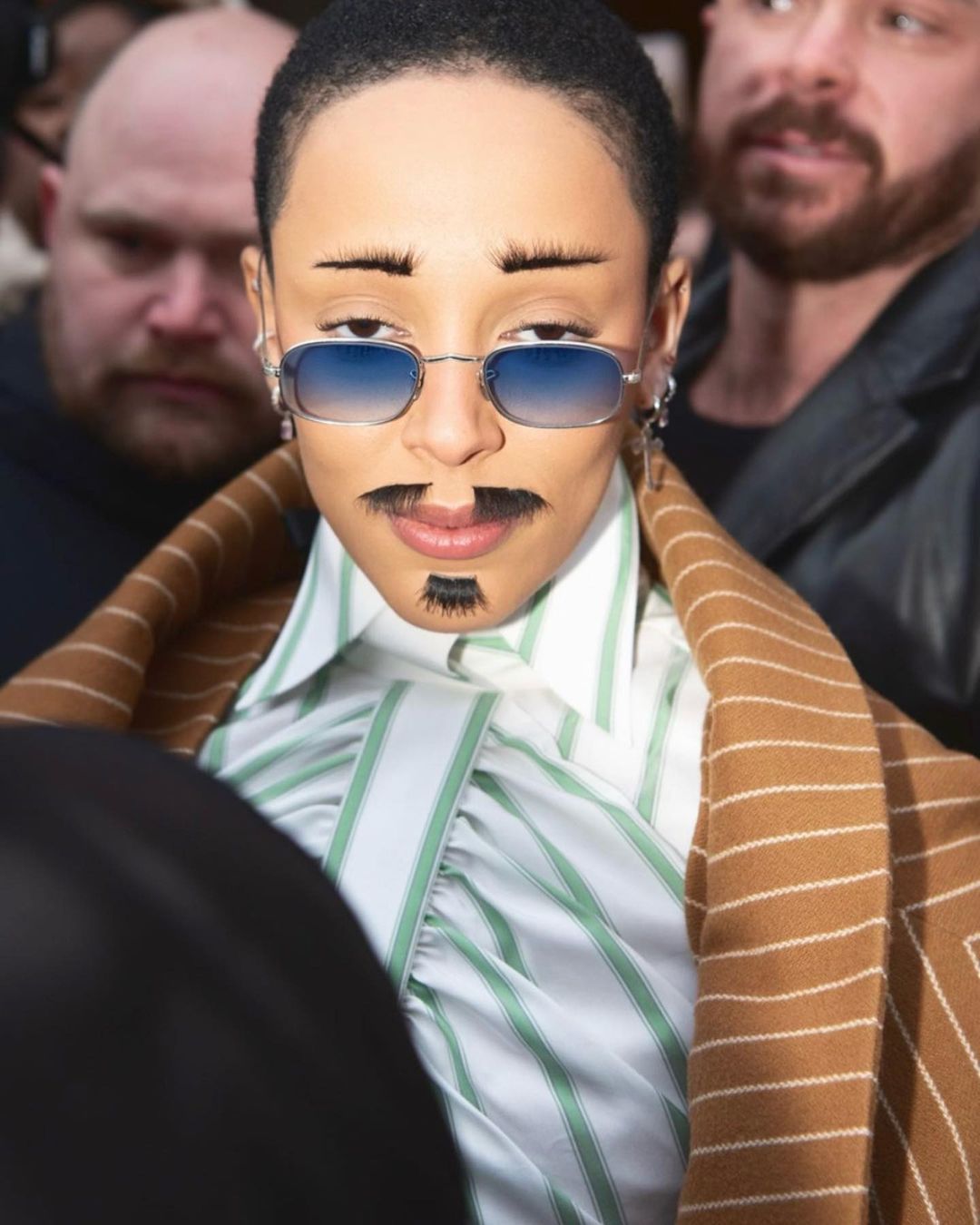 ตัวตึงที่ปารีส!! ‘โดจา แคท’ ชวนตื่นตารายวันกับลุคนั่งชมแฟชั่นโชว์