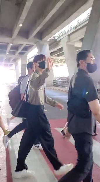 ออร่าทะลุแมสก์!! ‘ชาอึนอู’ ลัดฟ้าถึงไทย แฟนๆ ยินดีต้อนรับแน่นสนามบิน (มีคลิป)