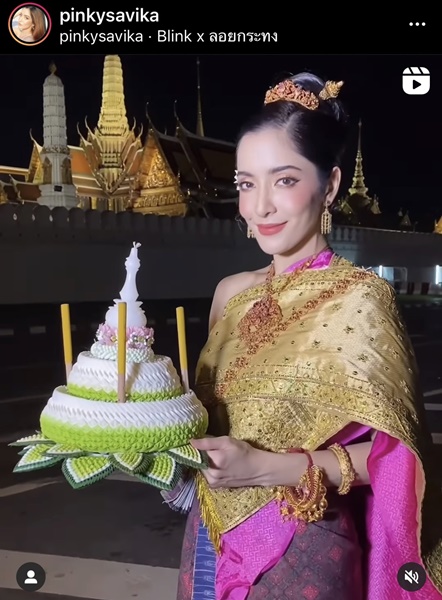 พิ้งค์กี้ สวยสง่างาม ในชุดไทย เป็นนางนพมาศ