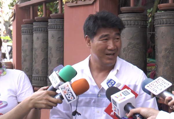 สมรักษ์ คำสิงห์  ยัน 'เบสท์-ตงตง' ยังรักกันดี 