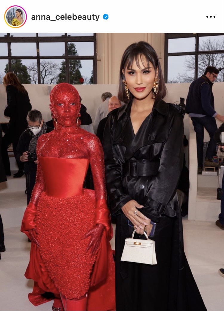 เล่นใหญ่ใจต้องนิ่ง!! 'โดจา แคท' กับลุคแดงตาแตก นั่งชมแฟชั่นโชว์ที่ปารีส