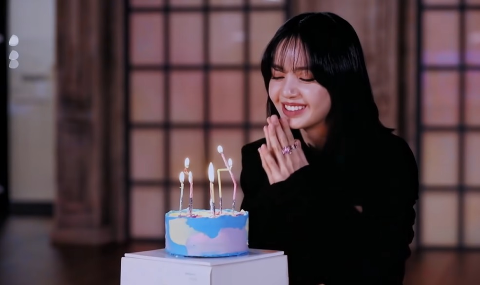 โมเมนท์สุดน่ารัก เมื่อเหล่าเด็กฝึกอวยพรวันเกิดให้ 'ลิซ่า' BLACKPINK