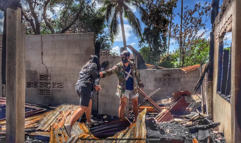 เพชร สหรัตน์ มอบเงินเฉียดล้าน ให้ยายสร้างบ้านใหม่ มอบของช่วยพี่น้อง จ.อุบลราชธานี เพชร สหรัตน์ มอบเงินเฉียดล้าน ให้ยายสร้างบ้านใหม่ มอบของช่วยพี่น้อง จ.อุบลราชธานี