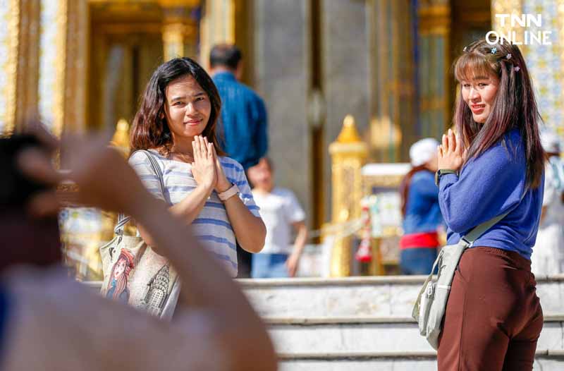 ปชช.แน่นหน้าวัดพระแก้ว สักการะ “พระแก้วมรกต” รับปี 2567
