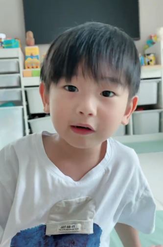 ยอดคุณแม่!! เนย โชติกา โชว์สกิลตัดผมให้สามีและลูกชาย ในยุคโควิด-19