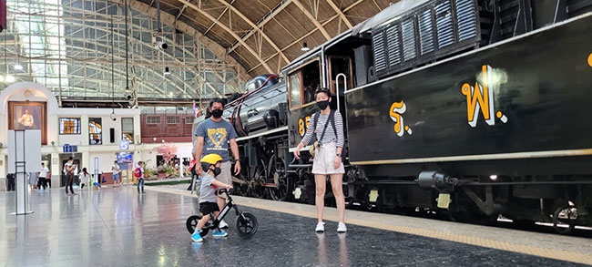 ประชาชนใช้เวลาวันหยุดร่วมกิจกรรม Hua Lamphong in Your Eyes-ชมนิทรรศภาพถ่าย หัวลำโพง ประชาชนใช้เวลาวันหยุดร่วมกิจกรรม Hua Lamphong in Your Eyes-ชมนิทรรศภาพถ่าย หัวลำโพง