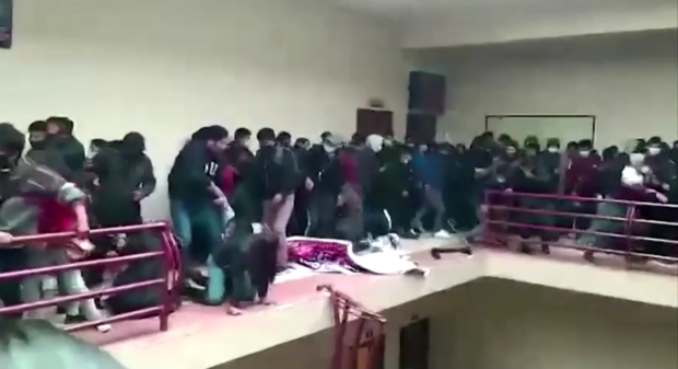 นาทีระทึก! ราวระเบียงหัก ทำนศ.ร่วงตกตึก เสียชีวิตทันทีหลายราย นาทีระทึก! ราวระเบียงหัก ทำนศ.ร่วงตกตึก เสียชีวิตทันทีหลายราย