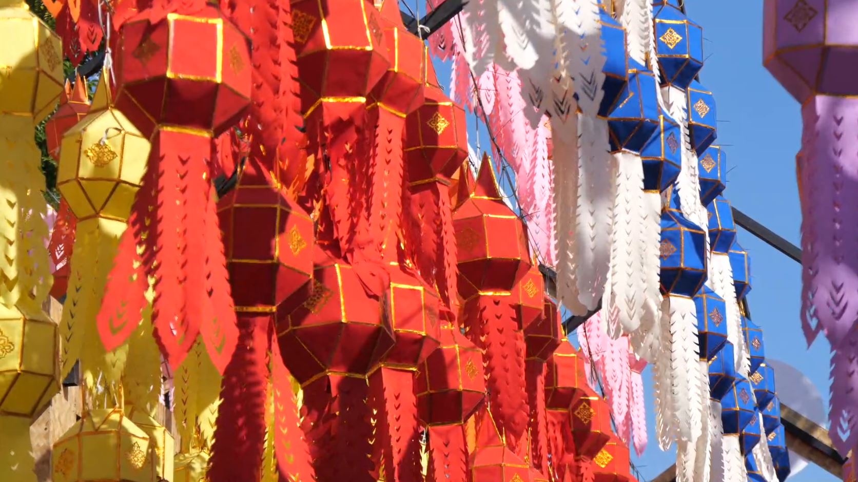 ลอยกระทงเชียงใหม่ ยี่เป็ง คึกคัก นักท่องเที่ยวแห่ชมบรรยากาศตกแต่งเมือง