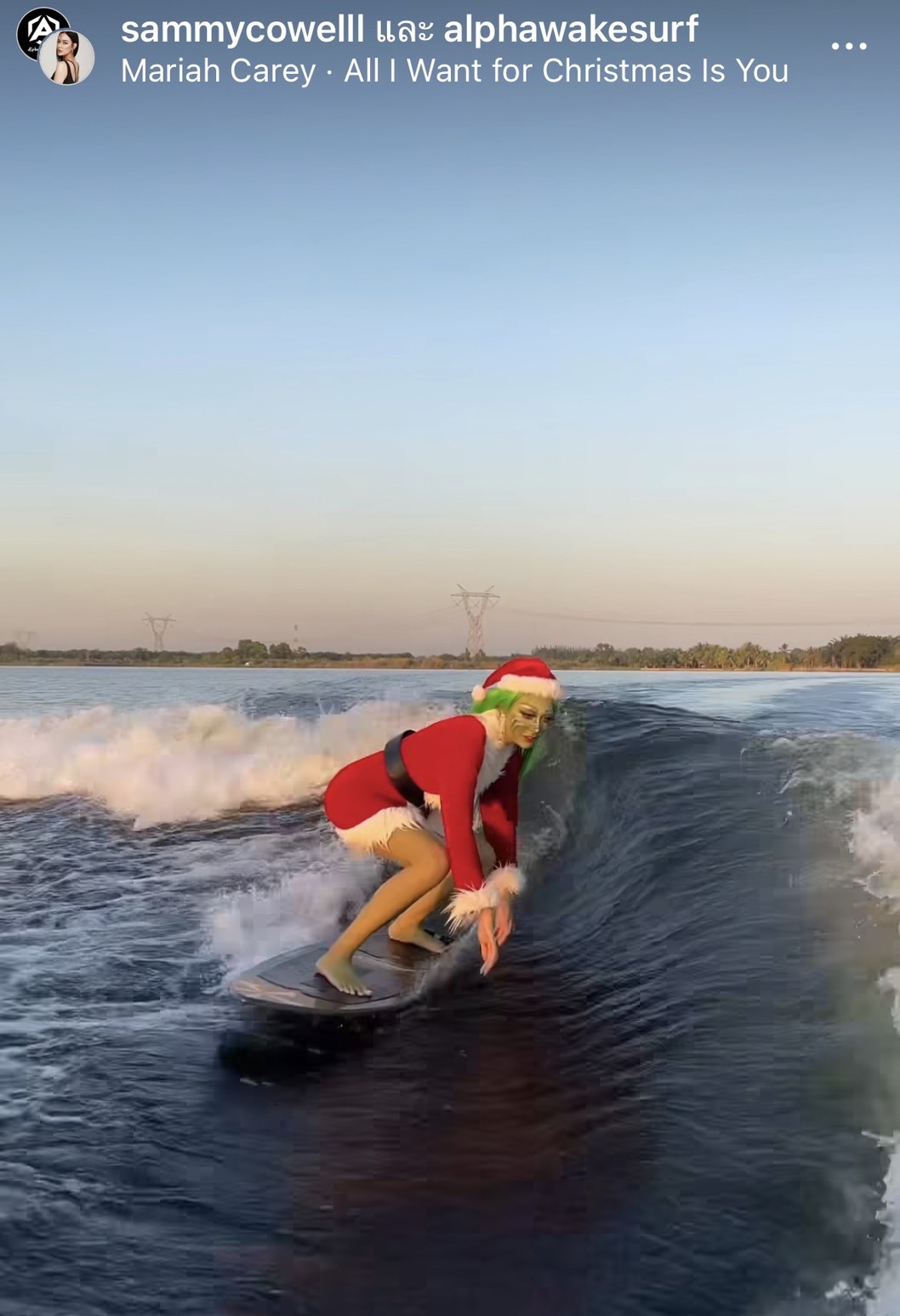 แซมมี่ - เกรซ จัดชุดซานตี้พร้อมโชว์ลีลาเด็ดบนเซิร์ฟบอร์ด 
