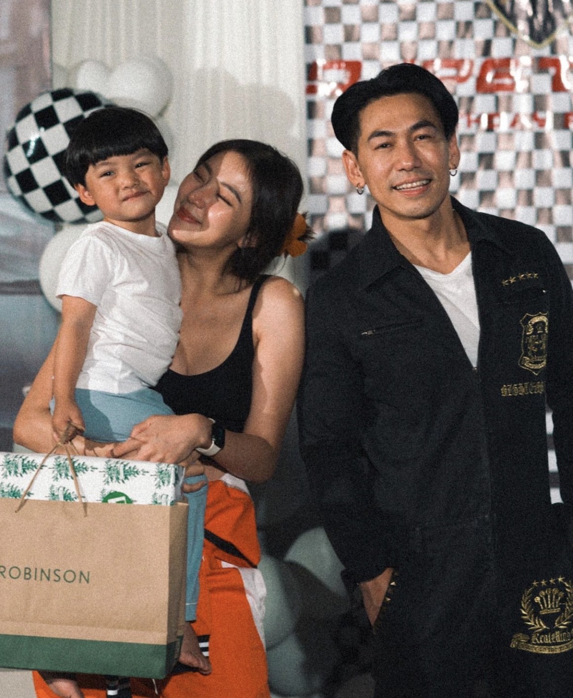 ดีต่อใจ นิวเคลียร์ ร่วมเบิร์ดเดย์วันเกิด เพชรจ้า โพสต์ภาพพร้อมหน้าพ่อแม่ลูก ดีต่อใจ นิวเคลียร์ ร่วมเบิร์ดเดย์วันเกิด เพชรจ้า โพสต์ภาพพร้อมหน้าพ่อแม่ลูก