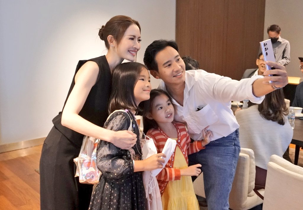 แอฟ ทักษอร ติดเทรนด์! ชาวเน็ตแห่แชร์โมเมนต์ เบื้องหลังทิม พิธาถ่ายรูปเซลฟี่ แอฟ ทักษอร ติดเทรนด์! ชาวเน็ตแห่แชร์โมเมนต์ เบื้องหลังทิม พิธาถ่ายรูปเซลฟี่