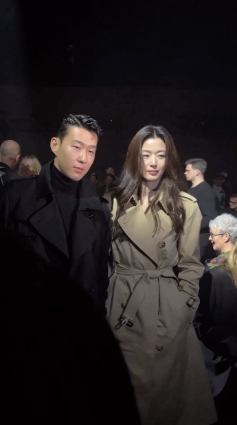 หล่อปังระดับโลก!! ประมวลลุค 'ไบร์ท วชิรวิชญ์' ประชันซุปตาร์โลก ชมแฟชั่นโชว์ลอนดอน หล่อปังระดับโลก!! ประมวลลุค 'ไบร์ท วชิรวิชญ์' ประชันซุปตาร์โลก ชมแฟชั่นโชว์ลอนดอน