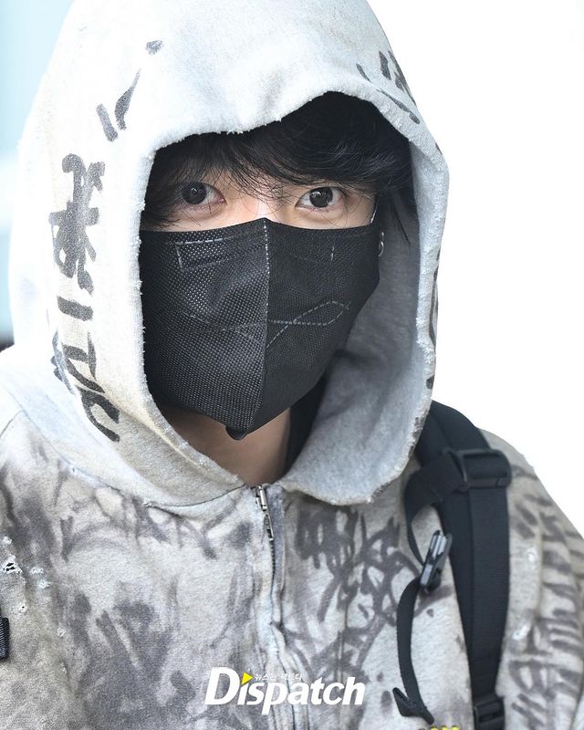 เกินควบคุม!! แฟนคลับสาวพุ่งฝ่าที่กั้นเข้าหา 'จองกุก BTS' ที่สนามบินอีกครั้ง