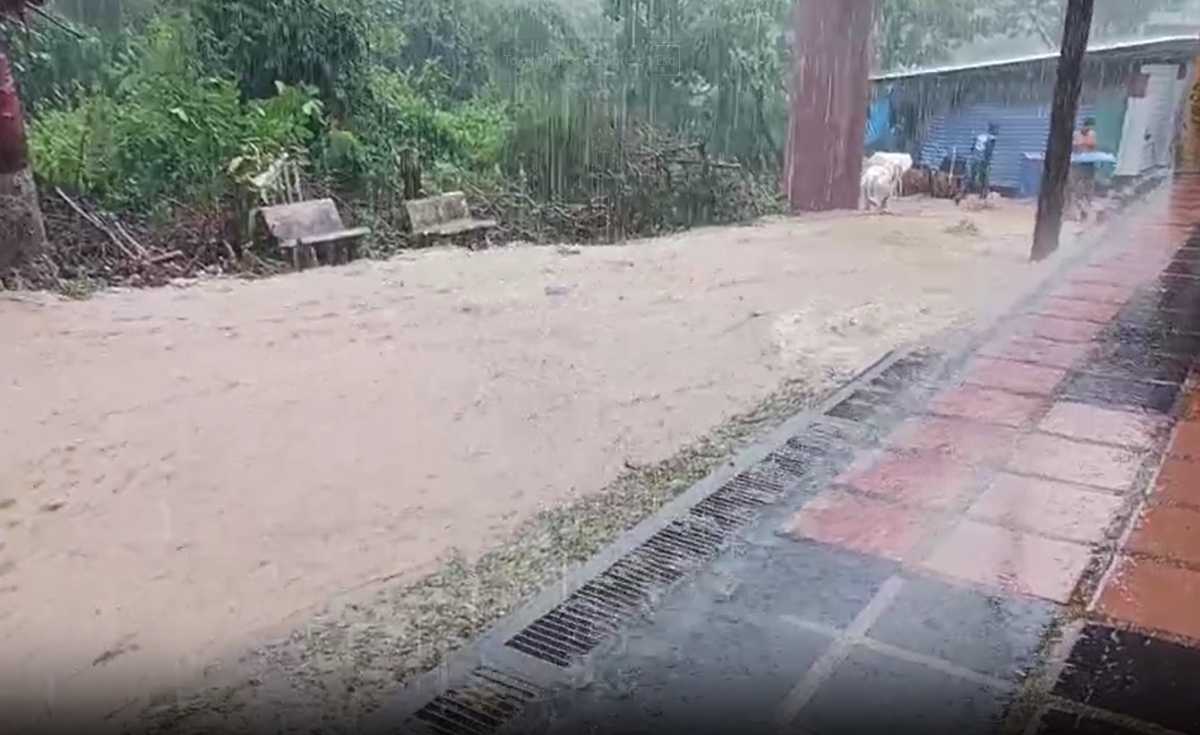 ฝนถล่ม เกาะลันตา น้ำท่วมดินสไลด์ ฝนถล่ม เกาะลันตา น้ำท่วมดินสไลด์