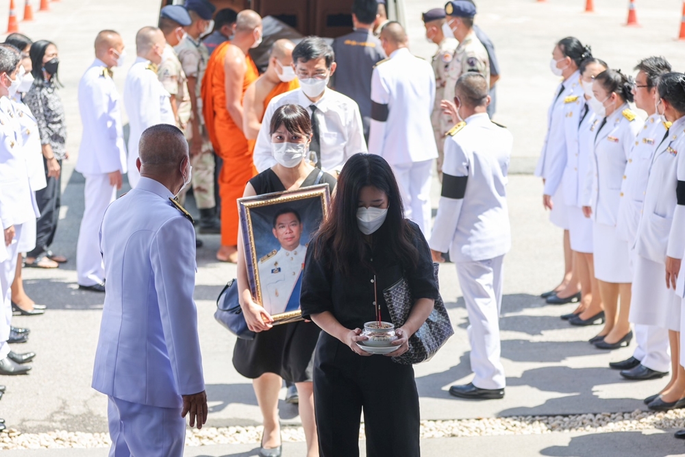 เคลื่อนร่าง ผู้ว่าฯหมูป่า ณรงค์ศักดิ์ โอสถธนากร ถึงวัดพระศรีมหาธาตุ เคลื่อนร่าง ผู้ว่าฯหมูป่า ณรงค์ศักดิ์ โอสถธนากร ถึงวัดพระศรีมหาธาตุ