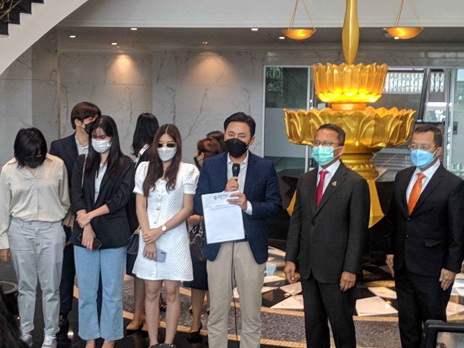 ทนายตั้ม นำนักแสดงสาว ใจบัว และอีกหนึ่งผู้เสียหาย พบ รมว.กระทรวงยุติธรรม ทนายตั้ม นำนักแสดงสาว ใจบัว และอีกหนึ่งผู้เสียหาย พบ รมว.กระทรวงยุติธรรม