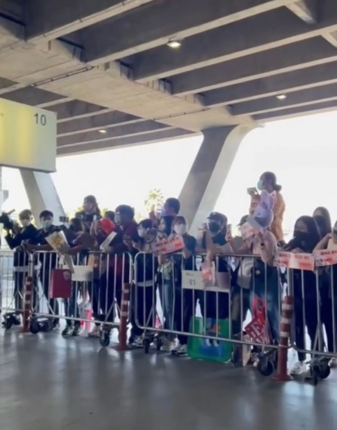 ถึงไทยแล้ว! ซานดาร่า-ซอนมี บินลัดฟ้าร่วมงานเคาท์ดาวน์ที่พัทยา