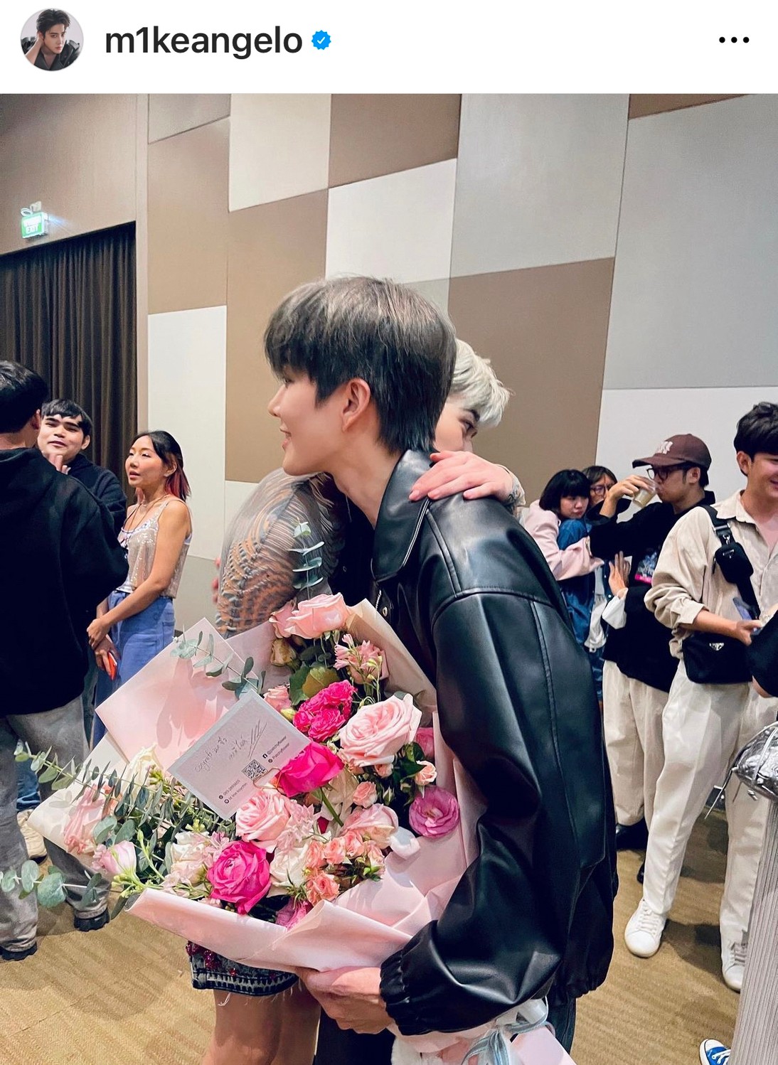 แฟนคลับกรี๊ดหนัก!! “ไมค์” หอบดอกไม้เซอร์ไพรส์ “พีพี” ในงานแฟนมีตติ้ง