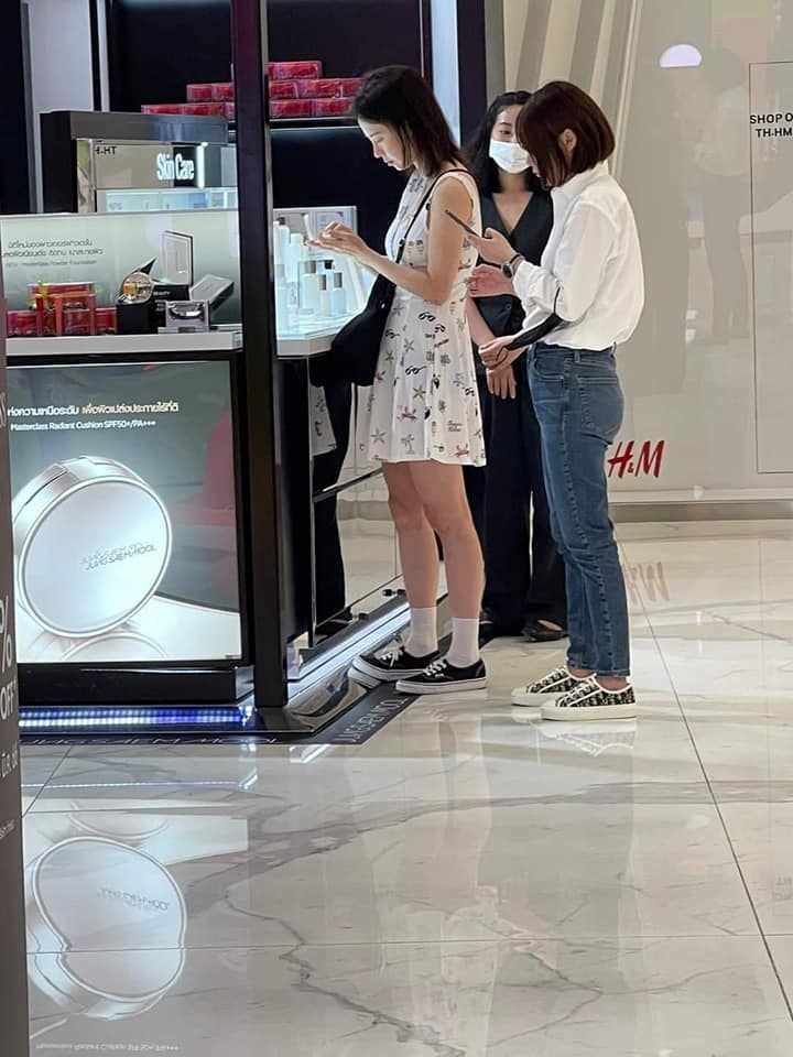 แฟนๆตื่นเต้นบังเอิญเจอ ซงจีฮโย เดินเที่ยวเมืองไทย