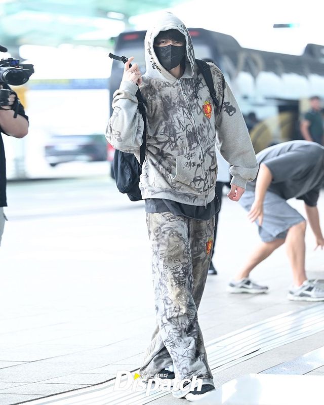 เกินควบคุม!! แฟนคลับสาวพุ่งฝ่าที่กั้นเข้าหา 'จองกุก BTS' ที่สนามบินอีกครั้ง