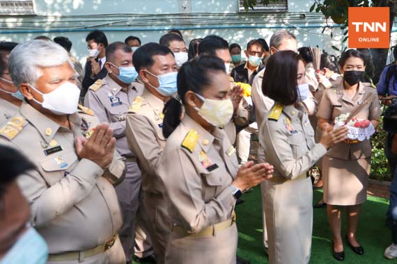 สักการะสิ่งศักดิ์สิทธิ์ก่อนเข้าทำงานวันแรก สักการะสิ่งศักดิ์สิทธิ์ก่อนเข้าทำงานวันแรก