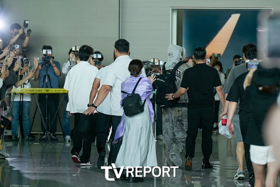 เกินควบคุม!! แฟนคลับสาวพุ่งฝ่าที่กั้นเข้าหา 'จองกุก BTS' ที่สนามบินอีกครั้ง