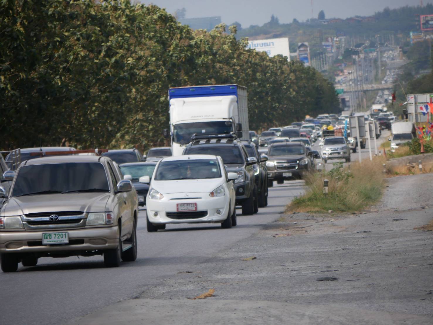 เปิดภาพจราจร ถ.มิตรภาพ รถหนาแน่น หลัง ปชช.แห่เดินทางกลับภูมิลำเนา