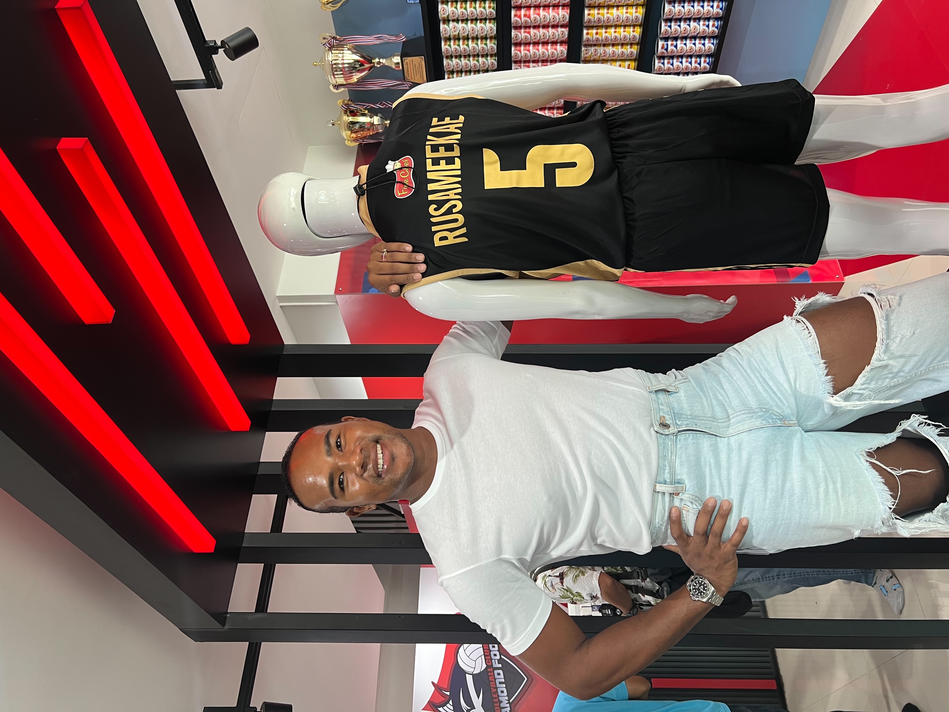 “รัศมีแข” เซ็นต์สัญญาเป็นนักวอลเลย์บอลอาชีพ!! “รัศมีแข” เซ็นต์สัญญาเป็นนักวอลเลย์บอลอาชีพ!!