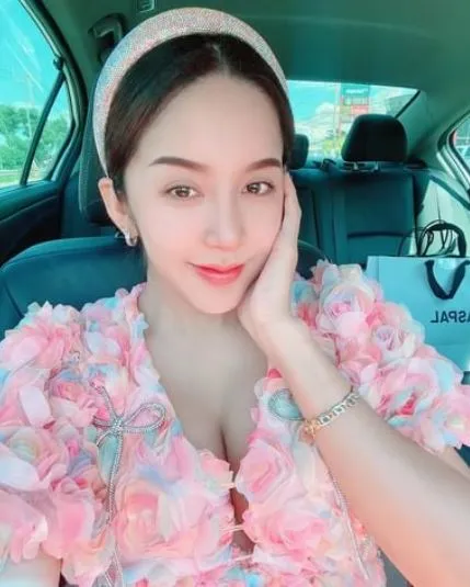 นัส ปากแจ๋ว ภรรยา โชค รถแห่ โพสต์ถามรักสามีผิดตรงไหน? นัส ปากแจ๋ว ภรรยา โชค รถแห่ โพสต์ถามรักสามีผิดตรงไหน?