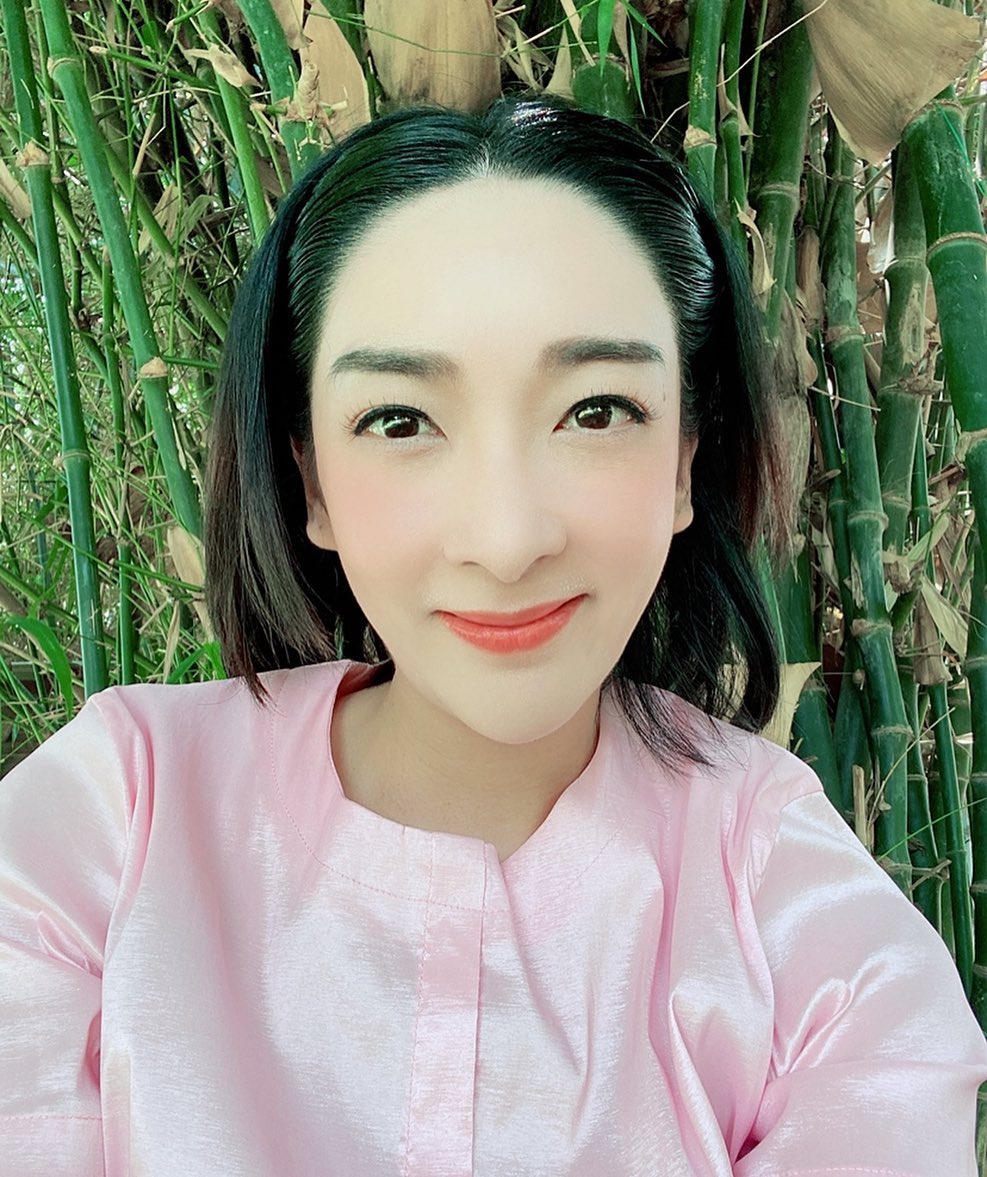 คนบันเทิง ดวงเฮง!! ถูกลอตเตอรี่ รับโชคก้อนโต คนบันเทิง ดวงเฮง!! ถูกลอตเตอรี่ รับโชคก้อนโต