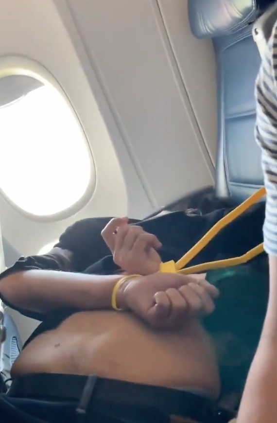 คลิประทึกกลางเวหา!ชายคลั่งบุกห้องนักบินเดลต้า ผู้โดยสารรวมพลังช่วยสกัด คลิประทึกกลางเวหา!ชายคลั่งบุกห้องนักบินเดลต้า ผู้โดยสารรวมพลังช่วยสกัด