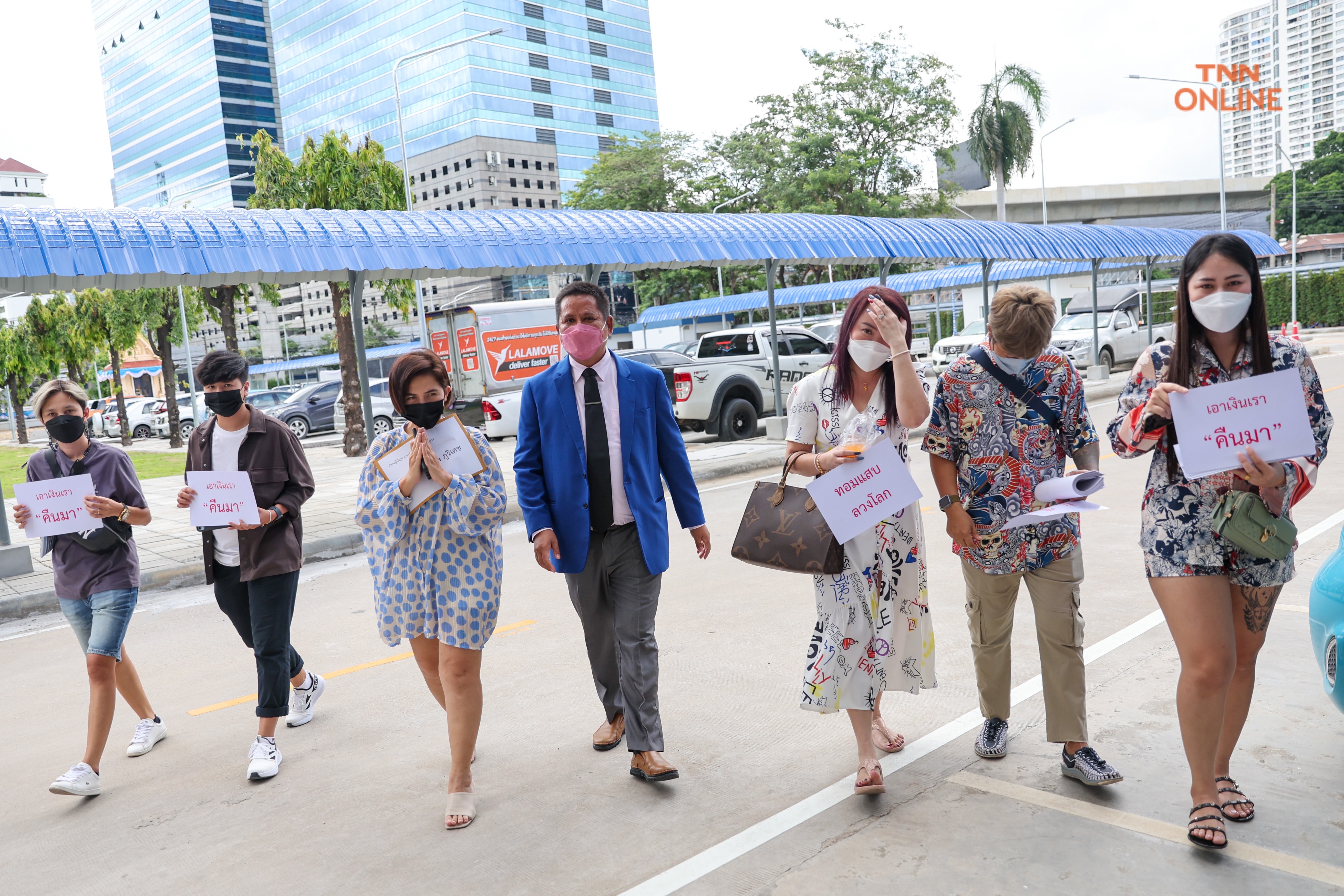 สาวหล่อรวมตัวเข้าแจ้งความ ดำเนินคดีคลีนิคศัลยกรรมหลังจ่ายค่าทำหน้าอกแต่โดนเบี้ยว สาวหล่อรวมตัวเข้าแจ้งความ ดำเนินคดีคลีนิคศัลยกรรมหลังจ่ายค่าทำหน้าอกแต่โดนเบี้ยว