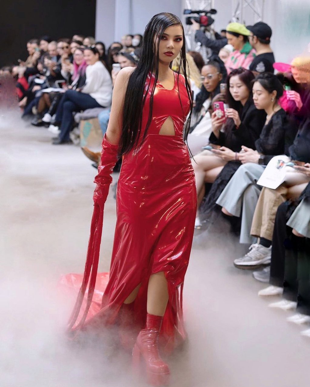กรี๊ดดังๆ วันเดอร์เฟรม เดินเปิดแฟนชั่นโชว์ที่  London Fashion Week 2023