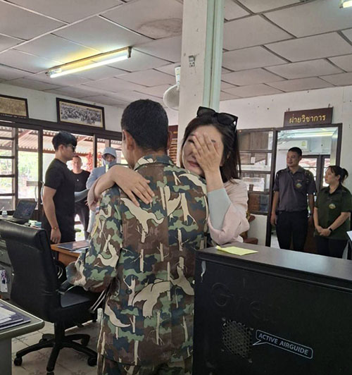 สุดประทับใจ! นทท.จีนโผกอดจนท.อุทยานฯผาแต้ม ช่วยชีวิต 5 ปีก่อน