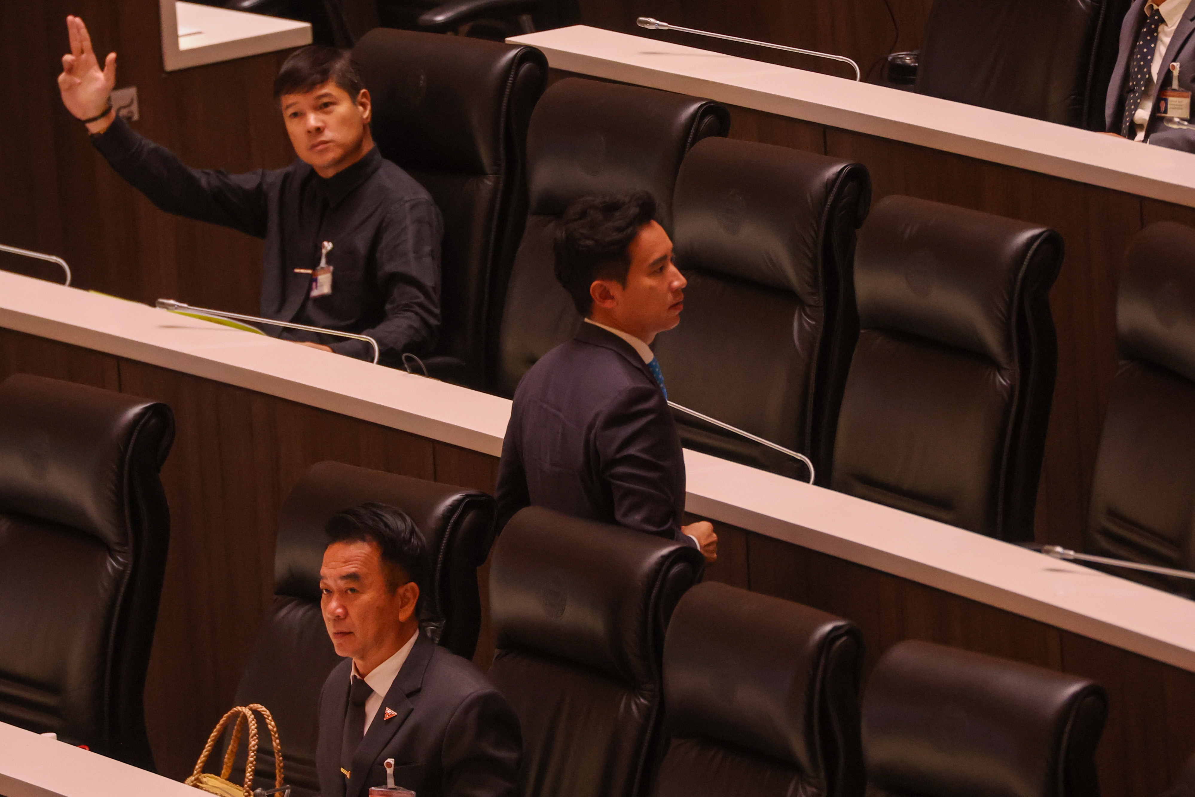 ด่วน! ศาลรัฐธรรมนูญ มีคำสั่งให้ พิธา หยุดปฏิบัติหน้าที่ สส. 