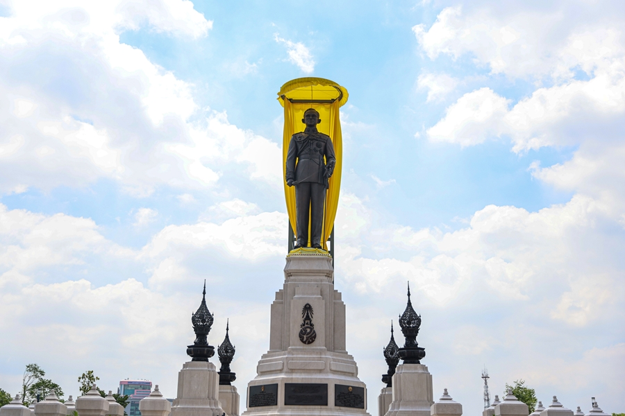 ประมวลภาพ พสกนิกรเฝ้าฯรับเสด็จ ในหลวง-พระราชินี ทรงเปิดพระบรมราชานุสาวรีย์ ร.9