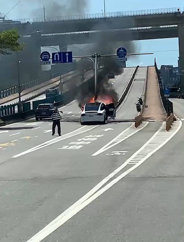 แฟนๆ ยินดี!! ‘หลินจื้ออิง’ ตัดเค้กวันเกิดได้เอง 2 เดือนครึ่งหลังรถชนที่กั้นถนน แฟนๆ ยินดี!! ‘หลินจื้ออิง’ ตัดเค้กวันเกิดได้เอง 2 เดือนครึ่งหลังรถชนที่กั้นถนน