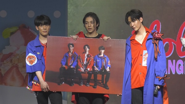 “คิมม่อน-คอปเตอร์” แฮปปี้งานแสดงทำเพลงใหม่วง BKC (มีคลิป) “คิมม่อน-คอปเตอร์” แฮปปี้งานแสดงทำเพลงใหม่วง BKC (มีคลิป)