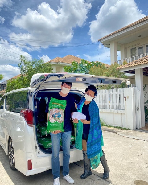 คนบันเทิง มอบน้ำใจ ช่วยเหลืออาสากู้ภัยและผู้ได้รับผลกระทบจากเพลิงไหม้