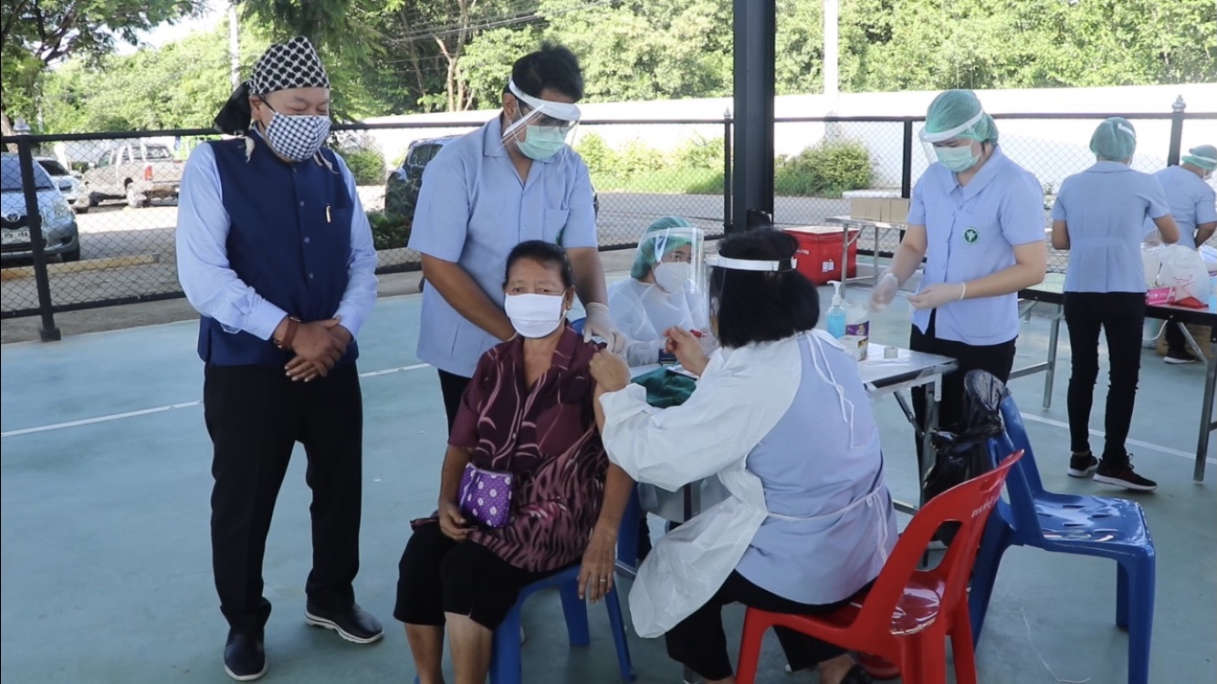 เร่งฉีดวัคซีนชุมชนท่าอิฐ หลังพบติดเชื้อโควิดนับพันราย