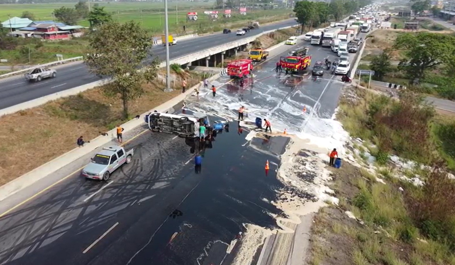 ถนนสายเอเชีย เป็นอัมพาธ! รถบรรทุกน้ำยาคาร์แคร์พลิกคว่ำกระจายเต็มถนน