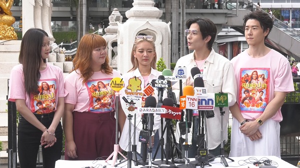 “ลี-แพรวา” นำทีมนักแสดง “สมพรปาก” ร่วมสักการะพระตรีมูรติกับแฟนๆ   (มีคลิป)