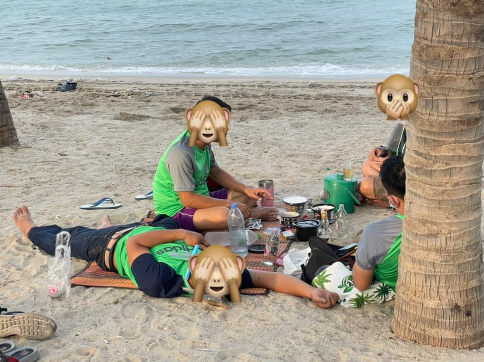 สุดเอือม!ปชช.ตั้งวงดื่มสุรานอนสลบเกลื่อนหาดบางแสนไม่แคร์โควิด สุดเอือม!ปชช.ตั้งวงดื่มสุรานอนสลบเกลื่อนหาดบางแสนไม่แคร์โควิด