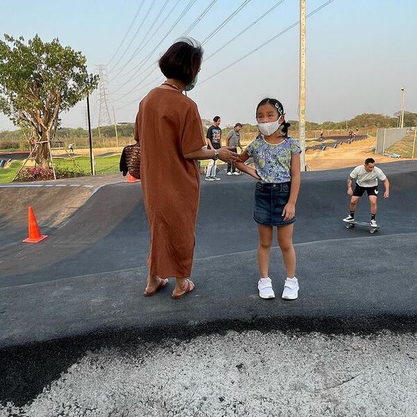 เซิร์ฟสเก็ตกระชับรัก! สงกรานต์ พาน้องปีใหม่เล่นเซิร์ฟสเก็ตมี แมท ภีรนีย์ โผล่ร่วมเฟรม