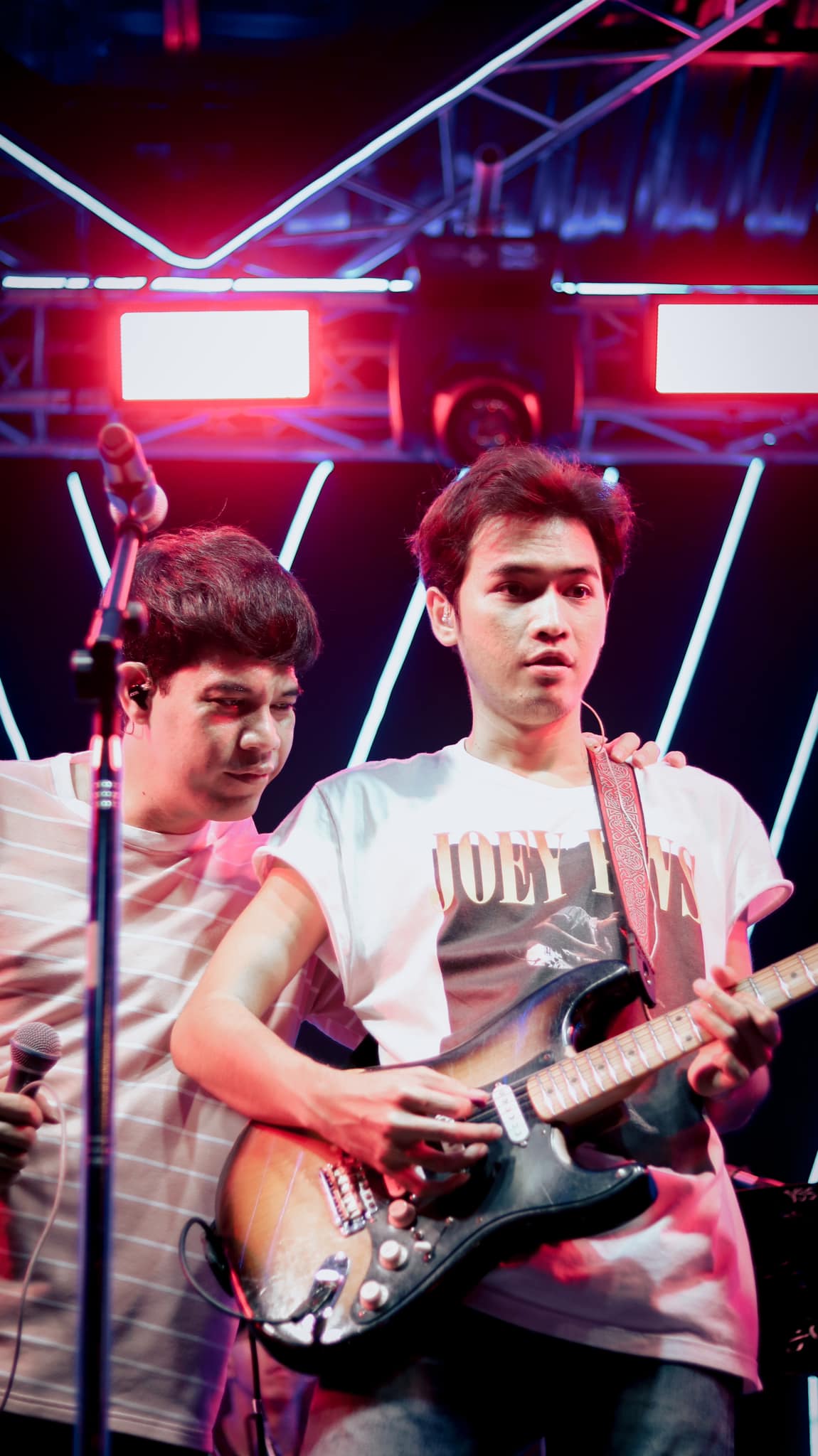 โจอี้ ภูวศิษฐ์-แบงค์ รัฐวิชญ์ เจอแฟนเพลงป่วนขณะแสดงคอนเสิร์ต เผย เกือบถูกทำร้ายร่างกาย โจอี้ ภูวศิษฐ์-แบงค์ รัฐวิชญ์ เจอแฟนเพลงป่วนขณะแสดงคอนเสิร์ต เผย เกือบถูกทำร้ายร่างกาย