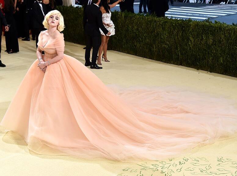 งาน Met Gala ประจำปีนี้ เหล่าคนดังยังคงสวมเครื่องแต่งกายสุดปังและเฉิดฉายทุกชุด งาน Met Gala ประจำปีนี้ เหล่าคนดังยังคงสวมเครื่องแต่งกายสุดปังและเฉิดฉายทุกชุด
