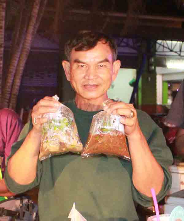 ฮือฮา! เจ้าของเพลงดัง “ฉันทนาที่รัก-รักข้ามคลอง” ผันตัวขายลาบ-ก้อย สู้โควิด ฮือฮา! เจ้าของเพลงดัง “ฉันทนาที่รัก-รักข้ามคลอง” ผันตัวขายลาบ-ก้อย สู้โควิด