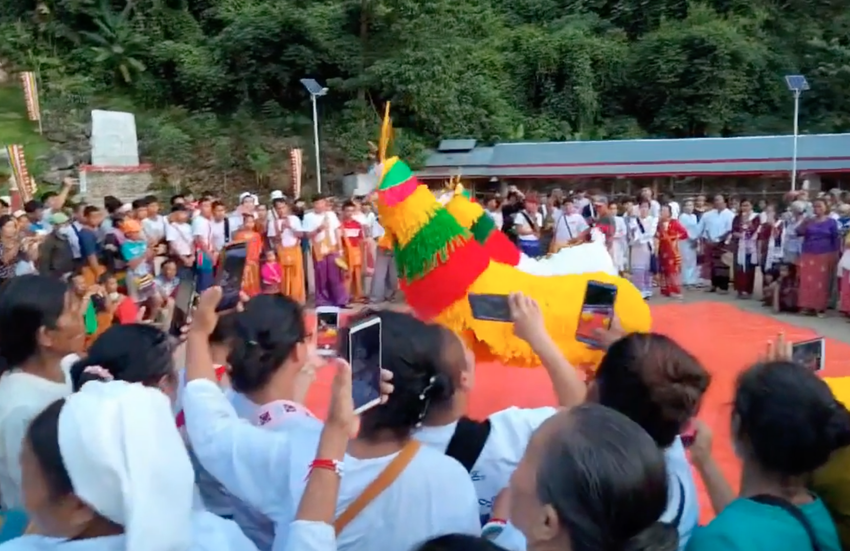  ‘ครูบาบุญชุ่ม’ ออกจากถ้ำเมืองแก๊ดวันนี้ เปิดคลิปบรรยากาศลูกศิษย์รอรับเนืองแน่น