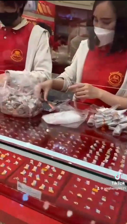 เก็บมา 1 ปี! เปิดใจเจ้าของร้านกล้วยทอด หอบเหรียญไปซื้อทอง 4 บาท เก็บมา 1 ปี! เปิดใจเจ้าของร้านกล้วยทอด หอบเหรียญไปซื้อทอง 4 บาท